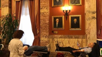 Μόνο Μπογδάνος και Κεφαλογιάννη στην αιμοδοσία της Βουλής