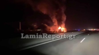 Συναγερμός στην Αθηνών-Λαμίας: Στις φλόγες νταλίκα – Μποτιλιάρισμα στην Εθνική Οδό