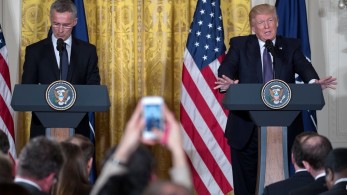 Τραμπ και Στόλτενμπεργκ θέλουν μεγαλύτερη εμπλοκή του ΝΑΤΟ στη Μέση Ανατολή