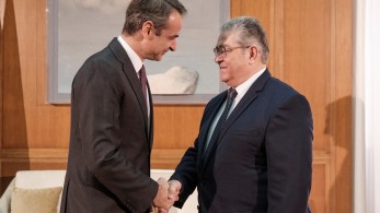 Το αστείο του πρωθυπουργού στον Δημήτρη Κουτσούμπα για τις γραβάτες