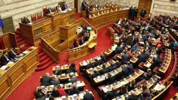 Σφοδρή αντιπαράθεση Γεραπετρίτη-Τζανακόπουλου για τον εκλογικό νόμο- «Θεωρητικό απολίθωμα η απλή αναλογική»