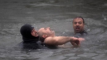 Βούτηξε για τον σταυρό και έχασε τις αισθήσεις του (vid)