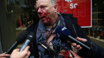 Καταδικάζει η Ένωση Ανταποκριτών τον ξυλοδαρμό δημοσιογράφου στο Σύνταγμα