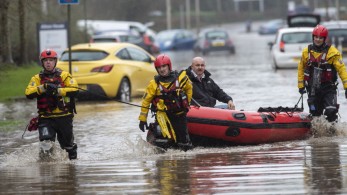 Συνεχίζει να πλήττεται από την καταιγίδα Ντένις η Βρετανία (vid)