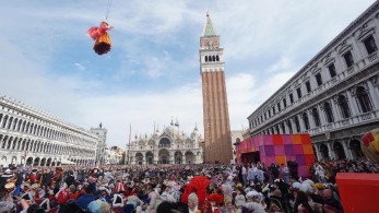 Το “πέταγμα του Αγγέλου” στο καρναβάλι της Βενετίας