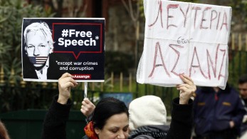 Διαμαρτυρία για τον Ασάνζ στη βρετανική πρεσβεία της Αθήνας