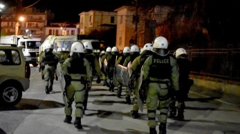 Μυτιλήνη: Επίθεση διαδηλωτών σε αστυνομικούς – Αποκλείστηκαν σε στρατόπεδο