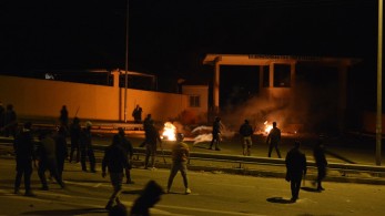 Νέες συγκρούσεις στη Μυτιλήνη: Υπό πολιορκία αστυνομικοί σε στρατόπεδο