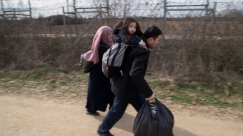 Πρόσφυγες επιβιβάζονται σε βάρκες προς τα ελληνικά νησιά (vid)