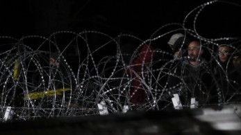 Κρίση στον Έβρο: Κόβουν συρματοπλέγματα και περνούν (vid)