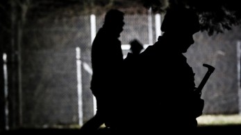 Χιλιάδες κατευθύνονται στα σύνορα: Πυροβολούν στον αέρα οι στρατιώτες (vid)