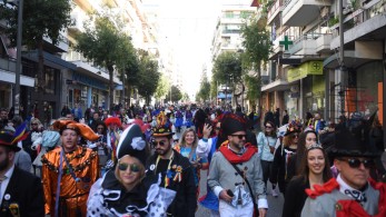 Κεραυνοί του καθηγητή Μόσιαλου για κορωνοϊό: Ανευθυνότητα η παρέλαση στην Πάτρα