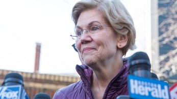 Δημοκρατικοί: Αποχώρησε από την κούρσα η Ελίζαμπεθ Γουόρεν