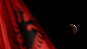 Αλβανία: ο Τραμπ τραβά το «χαλί» κάτω από τον Ράμα, ο Μπερίσα στην Αθήνα Αλβανία: ο Τραμπ τραβά το «χαλί» κάτω από τον Ράμα, ο Μπερίσα στην Αθήνα