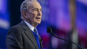 Αποσύρθηκε και στηρίζει Μπάιντεν ο Μάικλ Μπλούμπεργκ