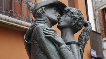 Οι Ιταλοί κόβουν… αγκαλιές και φιλιά λόγω κορωνοϊού