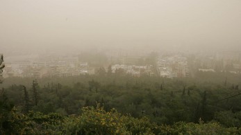 Το βαρομετρικό χαμηλό φέρνει βροχές μαζί με σκόνη (vid)