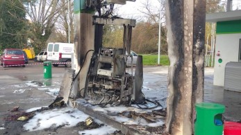 Κέρκυρα: ΙΧ “καρφώθηκε” σε βενζινάδικο και κάηκε (pics)