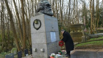 Ο Δ. Κουτσούμπας στον τάφο του Καρλ Μαρξ (pics)