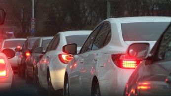 «Ελληνάρες» οδηγοί: Βρίζουν, μπαίνουν στη ΛΕΑ,«κολλάνε» στον μπροστινό τους