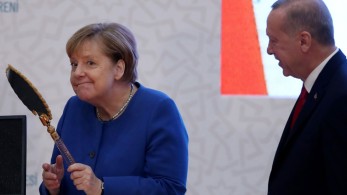 Υποκλίσεις και εκατομμύρια από τη Μέρκελ στον Ερντογάν