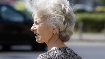 Οι ειδικοί το επιβεβαιώνουν: Το στρες μπορεί να ασπρίσει απότομα τα μαλλιά