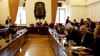 «Στα παντελόνια που φοράω» – «Ε, όχι και παντελόνια. Φουστάνια…»