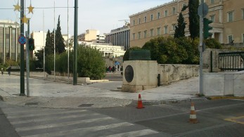 Ράμπα για ΑΜΕΑ στον Άγνωστο Στρατιώτη κατασκεύασε ο Δήμος Αθηναίων (pic)