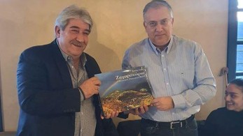 Δώρα γενεθλίων από τους δημάρχους στον Τάκη Θεοδωρικάκο