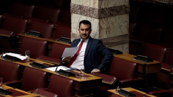 Ο… ανήσυχος Χαρίτσης για τη συνάντηση Τραμπ – Μητσοτάκη