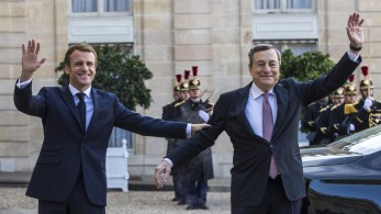 Το τιμόνι της ΕΕ διεκδικούν Μακρόν και Ντράγκι