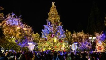 Σύνταγμα – Φαντασμαγορική η φωταγώγηση του Χριστουγεννιάτικου Δέντρου