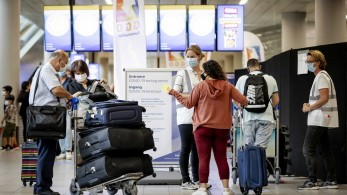 Συναγερμός στην Ολλανδία! Θετικοί στον κορωνοϊό 61 επιβάτες από τη Ν. Αφρική