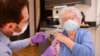 Τα εμβόλια στην Ελλάδα έχουν σώσει 12.175 ανθρώπους άνω των 60 ετών