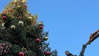 O Κώστας Μπακογιάννης τοποθέτησε την τελευταία μπάλα στο χριστουγεννιάτικο δέντρο στο Σύνταγμα