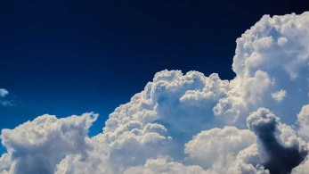 Καιρός: Συννεφιές με τοπικές βροχές σήμερα Κυριακή