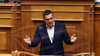 Σε… αποσυντονισμό ο Τσίπρας: Πήγε στη βουλή με ομιλία-σκονάκι, τη διάβασε και απήλθε