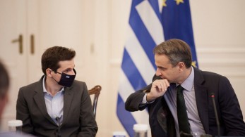 Ποιος είναι ο 26χρονος Κωνσταντίνος Ρόζης που συνοδεύει τον Κυριάκο Μητσοτάκη