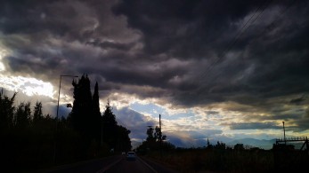 Άστατος καιρός αύριο με βροχές, καταιγίδες και πτώση της θερμοκρασίας