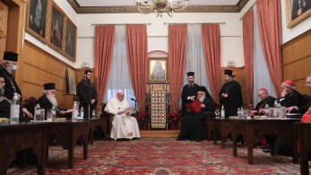 Μήνυμα κατά των αρνητών του εμβολίου στη συνάντηση Ιερώνυμου – Πάπα