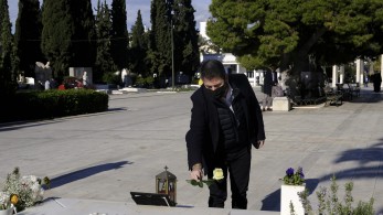 Νίκος Ανδρουλάκης: Ένα λουλούδι στον τάφο της Φώφης Γεννηματά