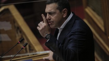 Προϋπολογισμός 2022: Αντιγραφέας του εαυτού του ο Τσίπρας υποσχέθηκε 800άρια και κουρέματα