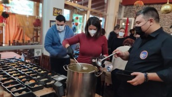 Στην ταβέρνα «Κρητικός» η Κεραμέως – Μοίρασε φαγητό σε ανθρώπους που έχουν ανάγκη