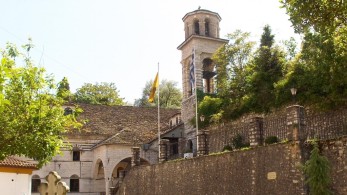 Ιωάννινα: Με… τηλεφωνικές κρατήσεις οι πιστοί στη θεία λειτουργία