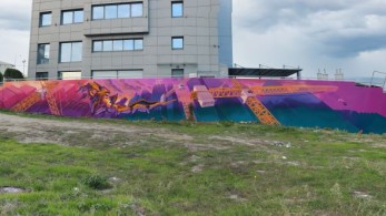 Μια πολύχρωμη “πόλη” 35 μέτρων, το μακρύτερο graffiti βρίσκεται στην Καλαμαριά