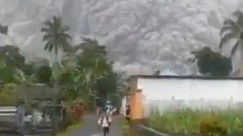 Ινδονησία: Τουλάχιστον 1 νεκρός, 41 τραυματίες από την έκρηξη του ηφαιστείου Σεμέρου (vids)