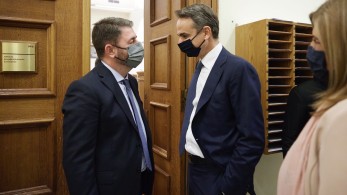 Τετ α τετ Μητσοτάκη-Ανδρουλάκη στη Βουλή -Συμφώνησαν να τα πουν μετά τις γιορτές