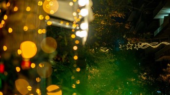 Το Χριστουγεννιάτικο Λαϊκό Λαχείο φωτίζει τις βόλτες στην Πατριάρχου Ιωακείμ