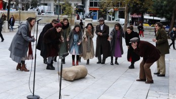 Το θεατρικό έργο που αποκάλυψε τη νέα Πλατεία Συντάγματος
