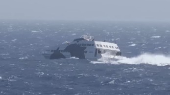 Φολέγανδρος: Ένα Superjet… παλεύει με τα κύματα (vid)